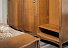 Шкаф-купе для одежды «Трио» ММ-277-01/03Р, коньяк. Фото 5